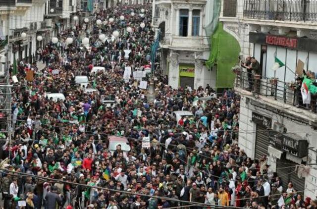 Alžyre vyksta manifestacijos prieš sprendimą atidėti rinkimus
