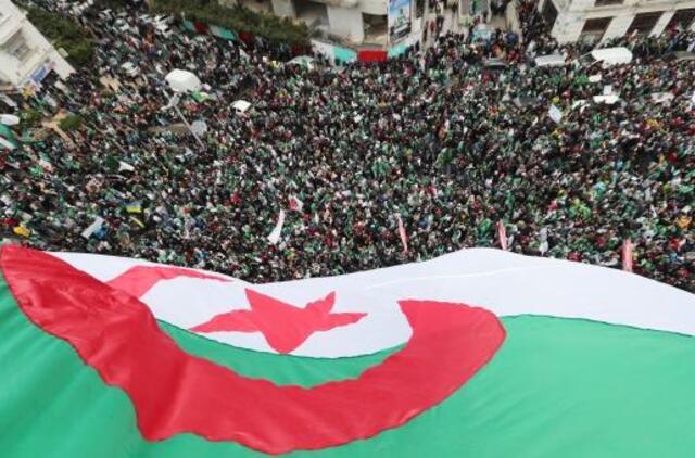 Alžyriečiai reikalauja, kad prezidentas A.Bouteflika nedelsiant atsistatydintų