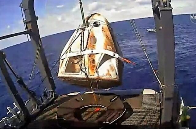 Kosminė kapsulė „Crew Dragon“ sėkmingai grįžo į Žemę