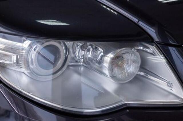 Moters pasigedo savo „VW Touareg“ žibintų