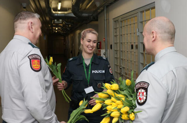 Pareigūnai sveikino ir koleges, ir areštantes