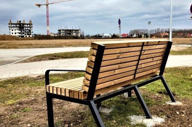 Trumpam atokvėpiui – dviviečiai suoliukai Gargžduose