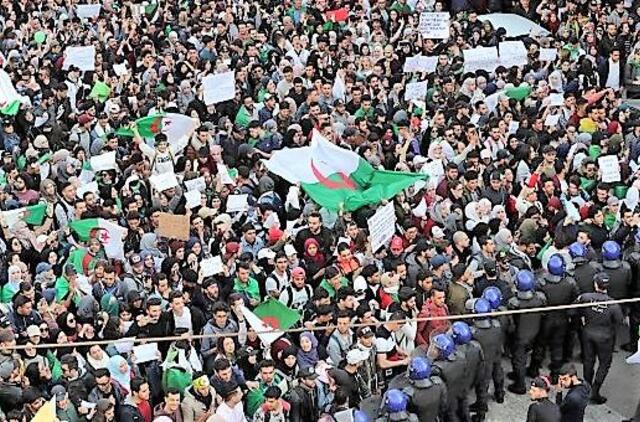 Tūkstančiai Alžyro studentų tęsia protestus