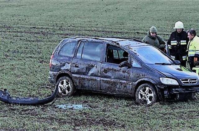 Vėjas nupūtė klaipėdietės automobilį nuo kelio