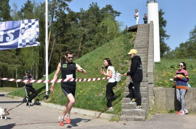 Bėgimą su šunimis laimėjo pasiskolinęs keturkojį