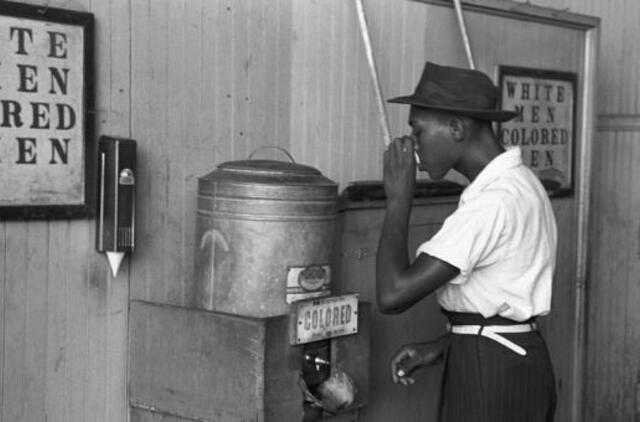 Didžioji Britanija: prekybos tinklas „Waitrose“ dėl šokoladinių ančiukų apkaltintas rasizmu