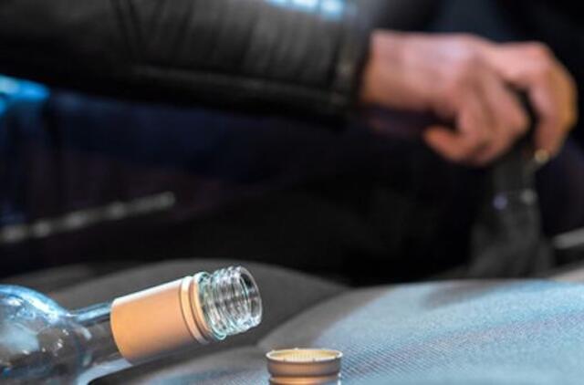 Girtas baltarusis iškrito iš vilkiko, kurį ketino vairuoti