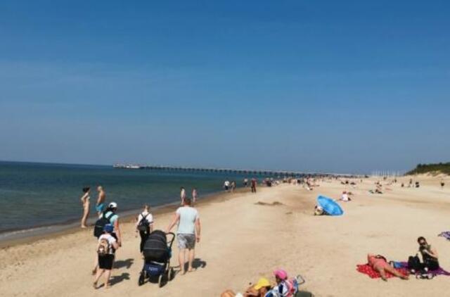 Poilsiautojai Palangoje mėgaujasi vasariškomis pramogomis