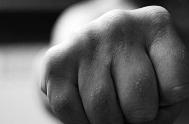 Prie kinų restorano - smūgis kumščiu į ausį