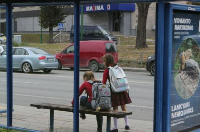 Siūlo pradinukus autobusais vežioti pusvelčiui