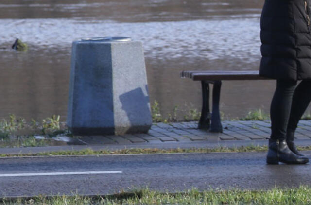 Vagia ir suoliukus, ir šulinių dangčius