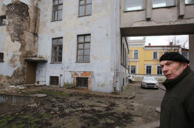 Valstybės saugomas pastatas byra po KPD nosimi