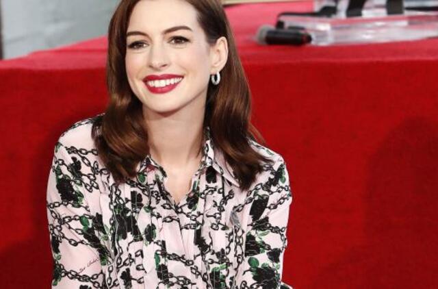 Aktorė A. Hathaway gavo žvaigždę Holivudo šlovės alėjoje