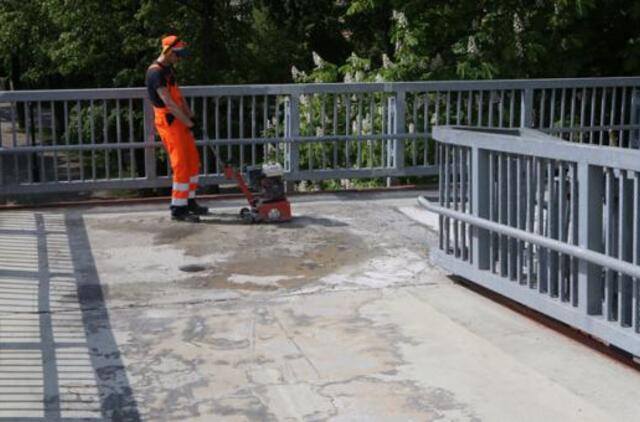 Geležinkelininkai remontuoja tilto dangą