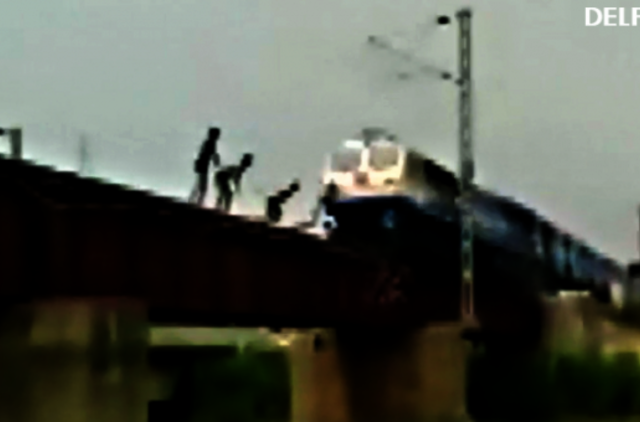 Indijoje žuvo trys ant geležinkelio bėgių fotografavęsi jaunuoliai