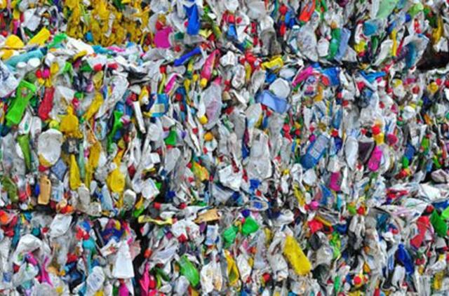 Seime – iniciatyva naudotą plastiką perdirbantį verslą atleisti nuo taršos mokesčių