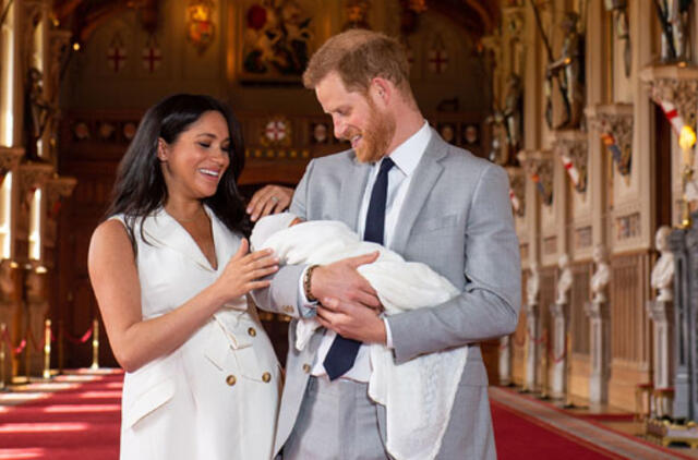 Parodė visuomenei savo naujagimį sūnų