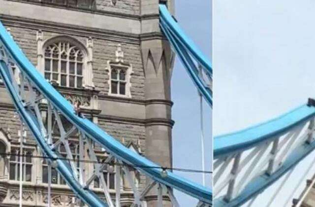 Eismą Tauerio tiltu Londone sustabdė ant jo besideginantis vyras