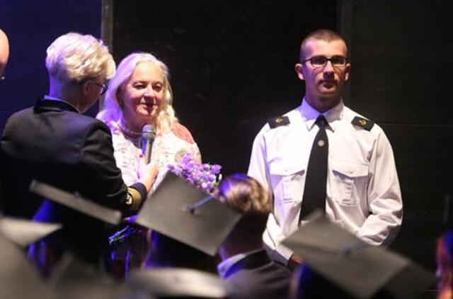 Įteikti diplomai 140 absolventų