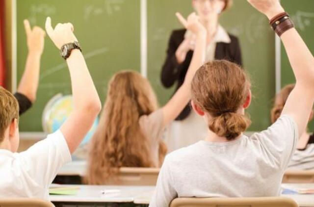 Moksleiviai pašiurpę: per karščius neleidžia mūvėti šortų