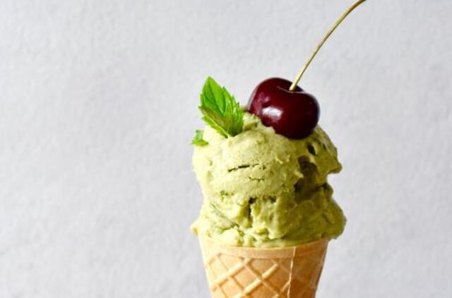 Nenuodėmingas Joninių desertas – naminiai avokadų ledai su mėtomis ir braškėmis