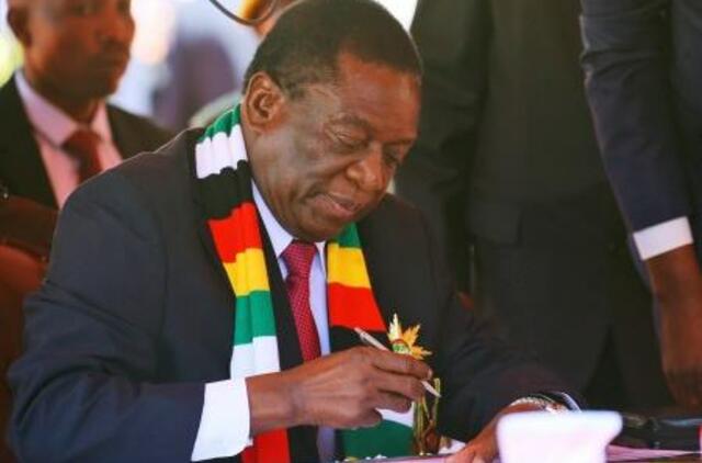 Zimbabvės prezidentas žada grąžinti šaliai nacionalinę valiutą