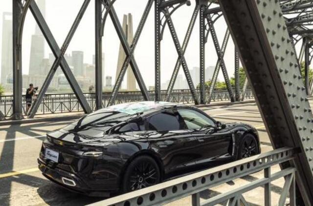 Elektromobilis „Porsche Taycan“ pristatomas pasauliui: aplankys tris žemynus per tris savaites