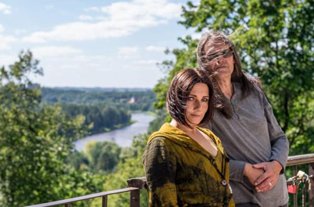 Muzikuojantis keltas: Vyro ir moters muzikiniai monologai Kuršių marių apsupty