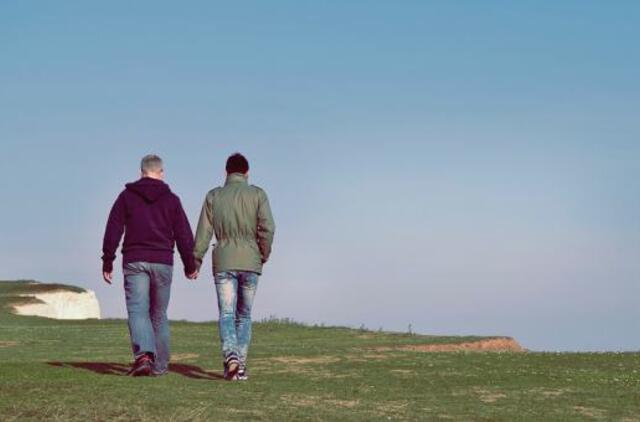 Rusija pradėjo baudžiamąjį tyrimą dėl gėjų porai suteikto leidimo įsivaikinti