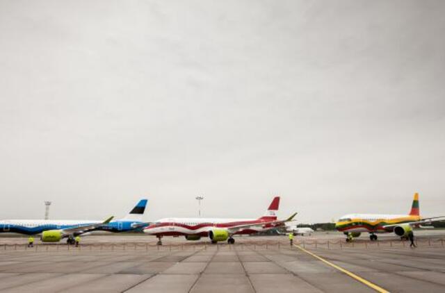 „airBaltic“ specialia dovana pagerbė Baltijos kelio 30-metį