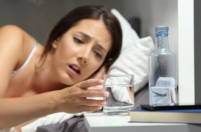 Galvos skausmas gali įspėti ir apie organizmo dehidrataciją: vaistininkas vardija daugiau simptomų