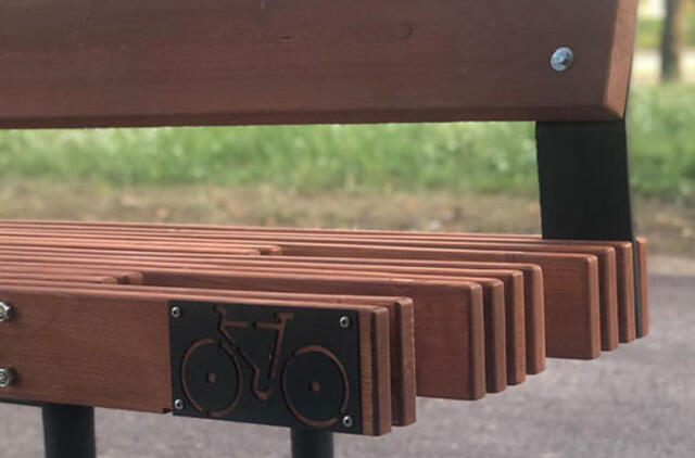 Inovatyvius dviračių stovus užblokavo šiukšlinės