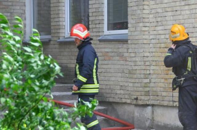 Klaipėdoje gausios ugniagesių pajėgos gesina degantį daugiabutį, evakuoti gyventojai