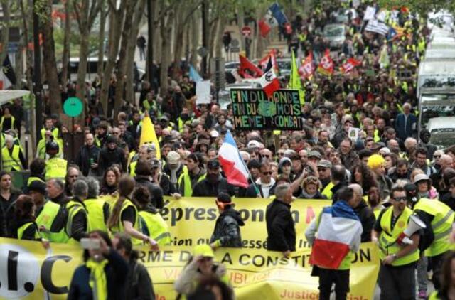 „Geltonųjų liemenių“ protestuotojus policija vaikė ašarinėmis dujomis
