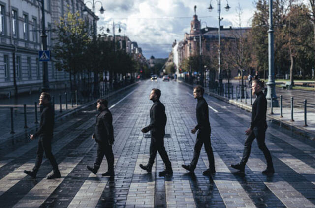 Jokūbas Bareikis ir Rafailas Karpis atkartojo garsiąją „The Beatles“ grupės nuotrauką