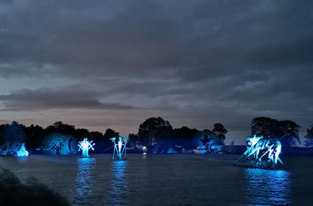 Juodkrantėje sudegintos nendrinės skulptūros