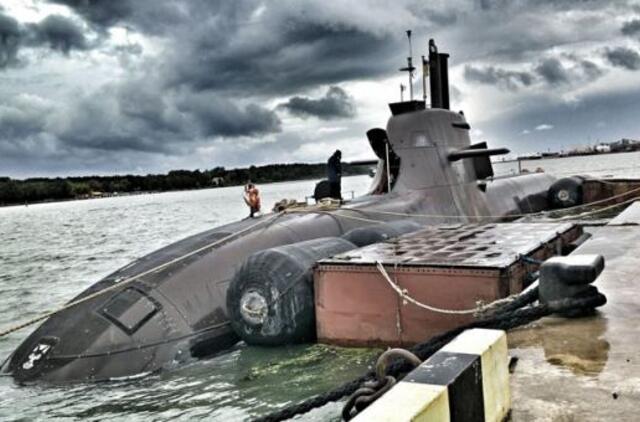 Klaipėdiečiai povandeninį laivą fotografuoja pro tvorą