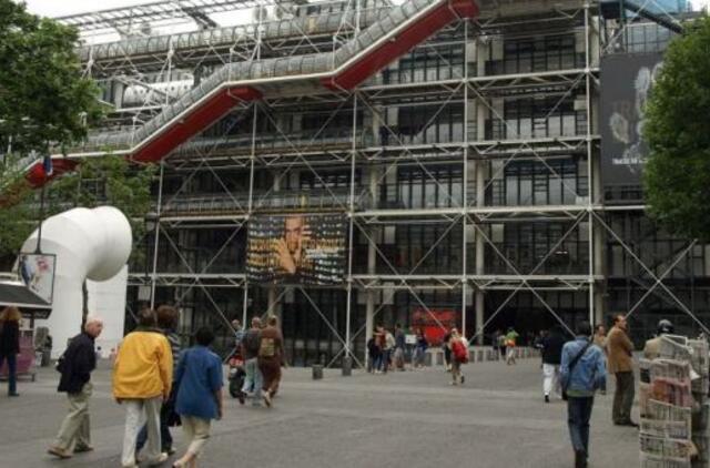 Paryžiaus Pompidou centre lankytojas peiliu suraižė D. Bureno drobę