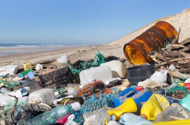 Pietų Korėjos apygardos meras švarinimosi dienai paplūdimyje išpylė toną šiukšlių