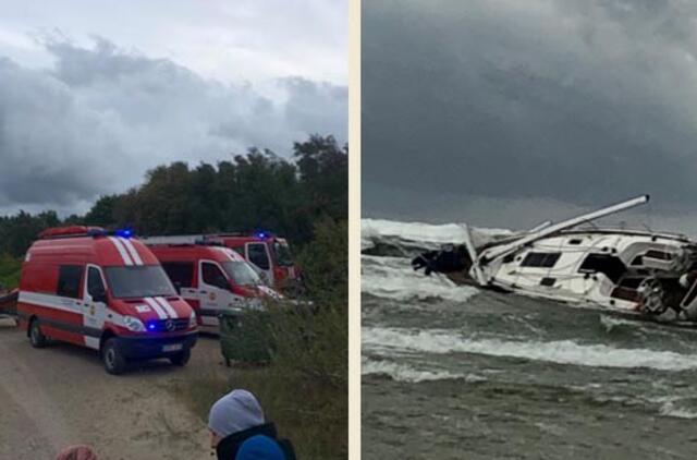 Prie molo apvirto jachta, nuskendo žmogus, dar vieno ieškoma