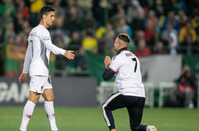 Prie Ronaldo pribėgęs gerbėjas baudų nebijo ir elgesio nesigaili