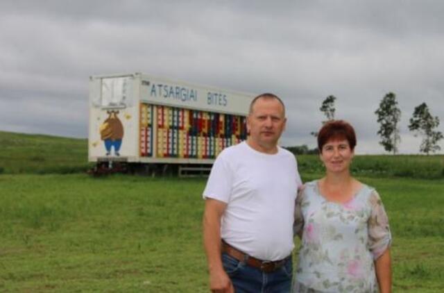 Ūkininkai bites įkurdino ypatingame avilyje, įrengtame vilkike