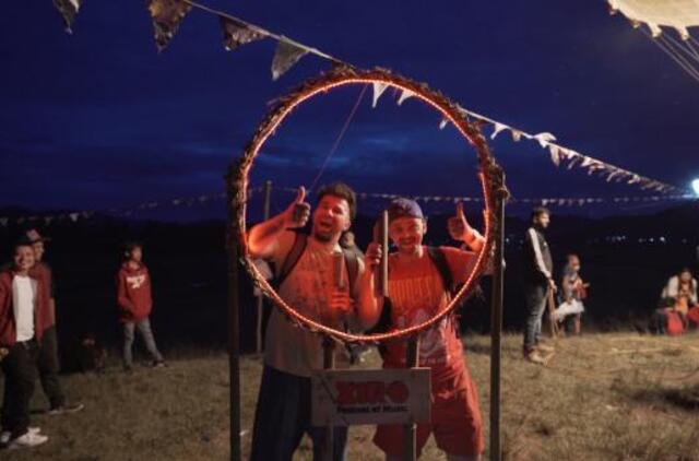 Antikvariniai kašpirovskio dantys“ pristato Indijoje filmuotą vaizdo klipą: „Dievas davė dantis, duos ir klipą!“