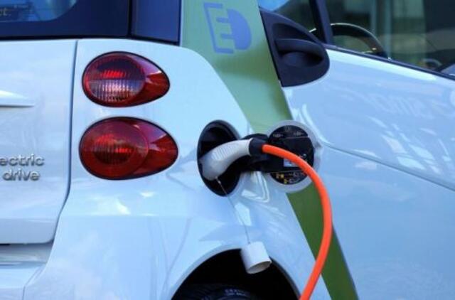 Šalies vairuotojai mielai persėstų į hibridinius automobilius