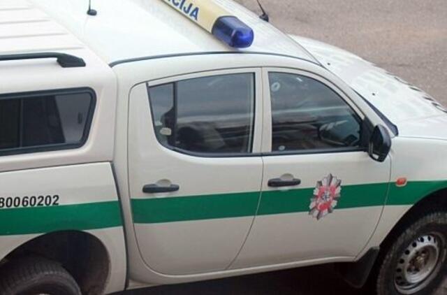 Dingęs automobilis, atsiskaityta svetima banko kortele, apvogtas namas