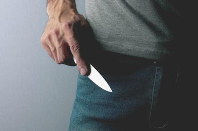 Durtinė žaizda, lūžę kaukolės kaulai ir pavogtas automobilis