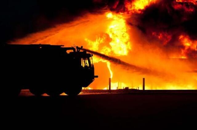 Gaisrai Kalifornijoje privertė evakuotis tūkstančius žmonių, įskaitant garsenybes