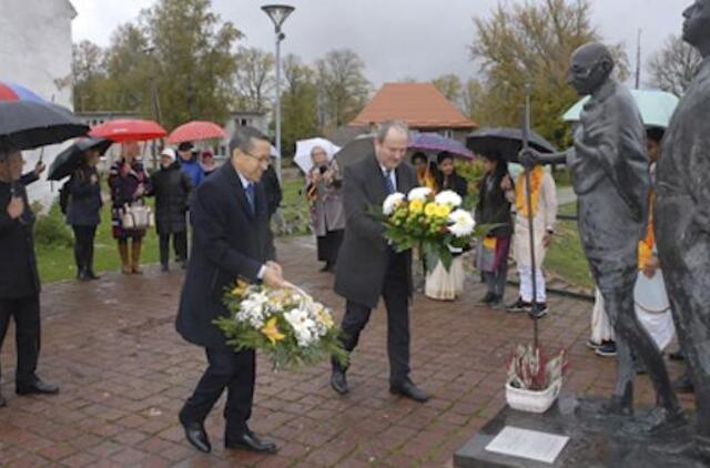 Indijos ambasadorius aplankė Rusnę M. Gandžio 150 metų gimtadienio proga