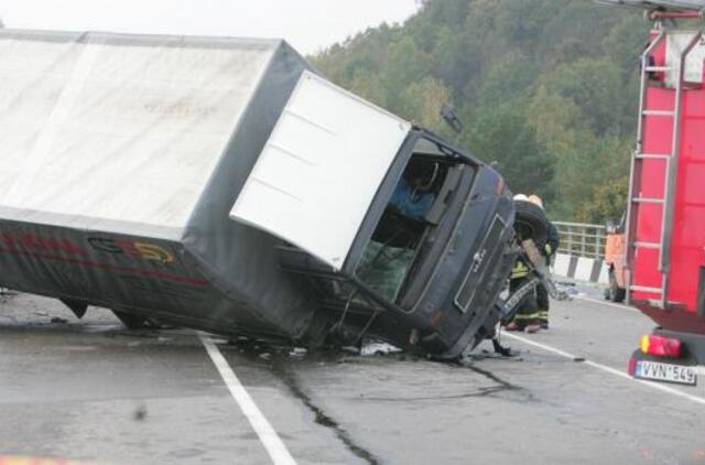 Kelininkai įspėja vairuotojus dėl gūsingo šoninio vėjo
