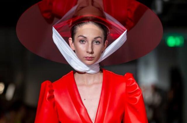 Manekenės žingsniavo didžiuliame ofise